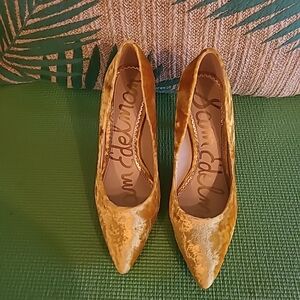 Sam Edelman Velvet Gold Heels with Pointed Toe and Slim Tapered Heel 6.5
